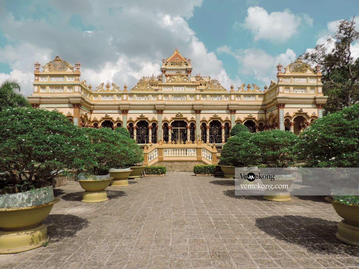 Can Tho Private Car to Ho Chi Minh (HCMC) with Multi Sightseeing Stops